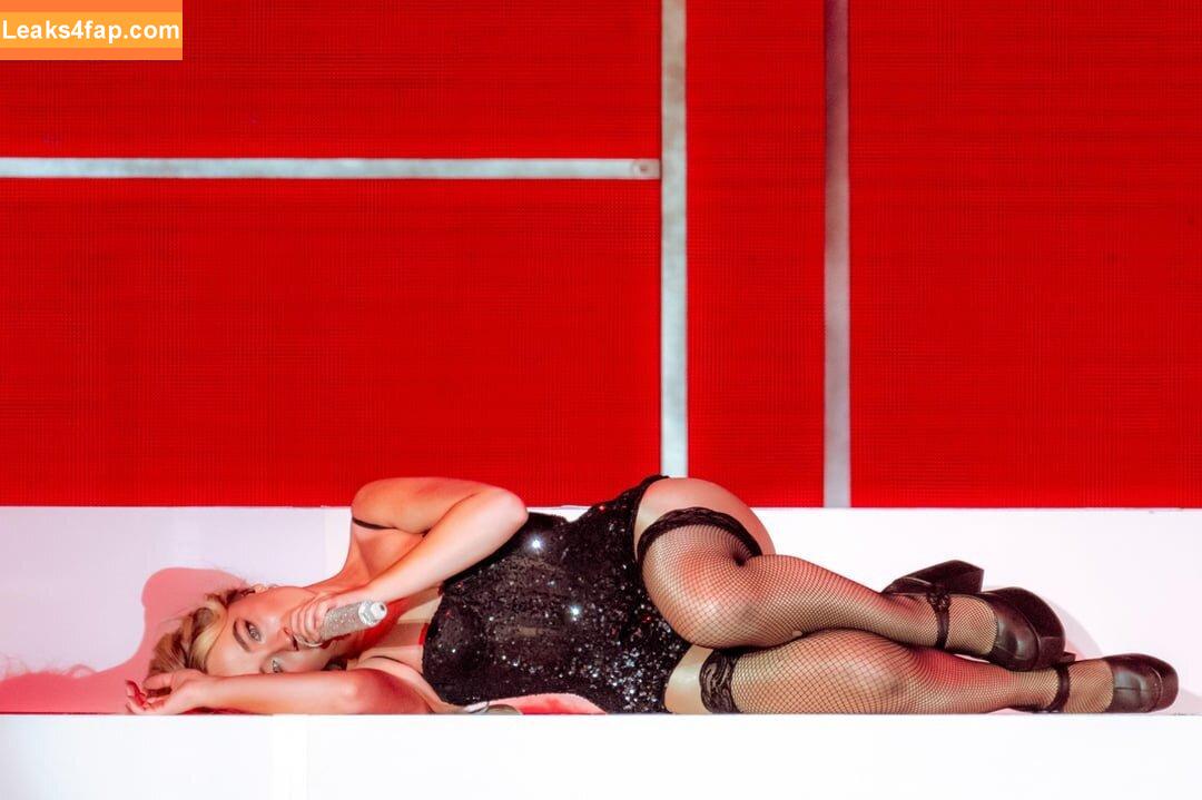 Sabrina Carpenter / https: / sabrinacarpenter leaked photo photo #2765