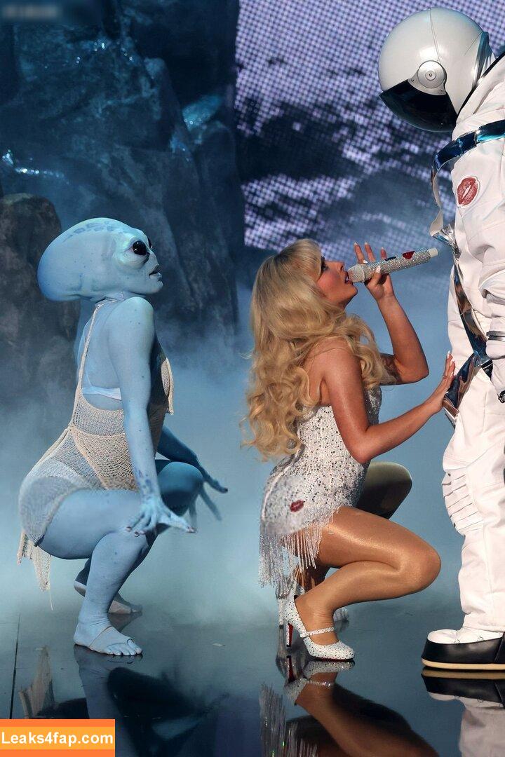 Sabrina Carpenter / https: / sabrinacarpenter leaked photo photo #2921