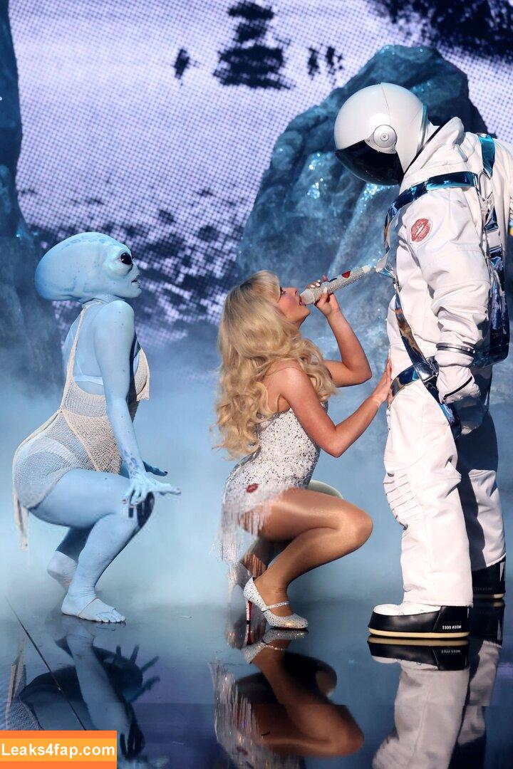 Sabrina Carpenter / https: / sabrinacarpenter leaked photo photo #2965