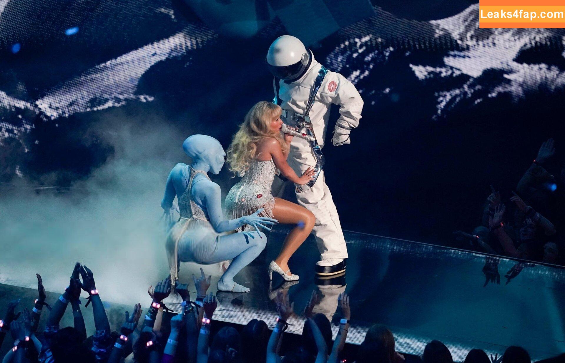 Sabrina Carpenter / https: / sabrinacarpenter leaked photo photo #2970