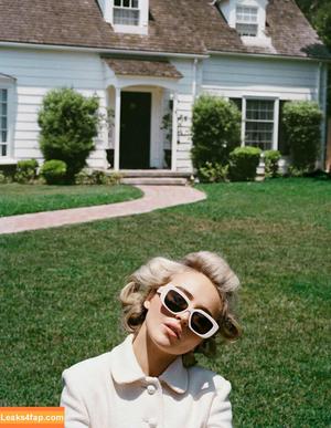 Sabrina Carpenter photo #2906