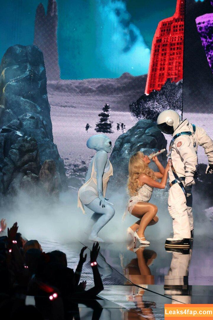 Sabrina Carpenter / https: / sabrinacarpenter leaked photo photo #3057