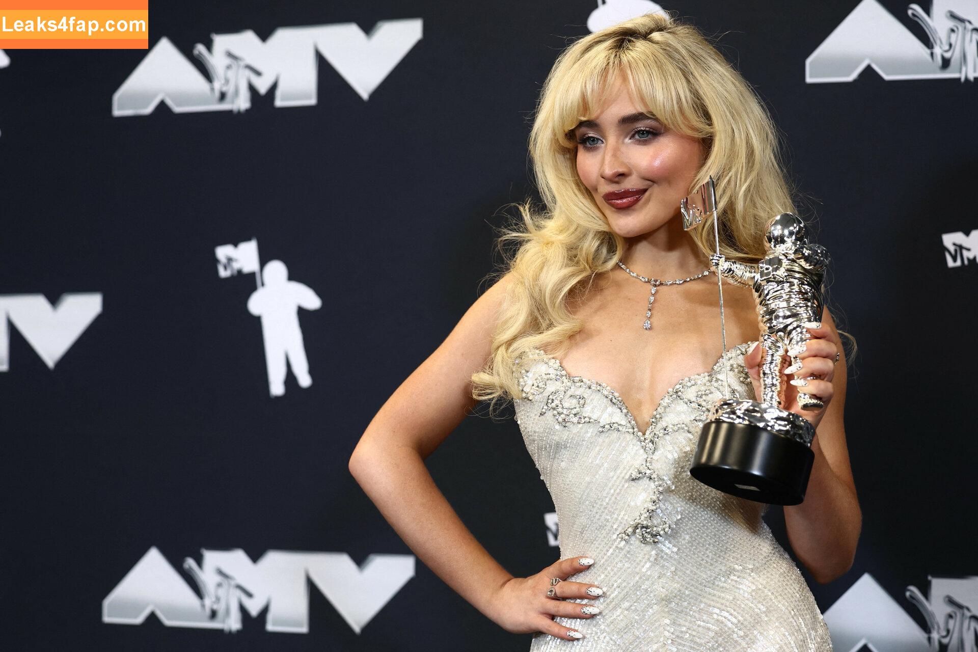 Sabrina Carpenter / https: / sabrinacarpenter leaked photo photo #3076