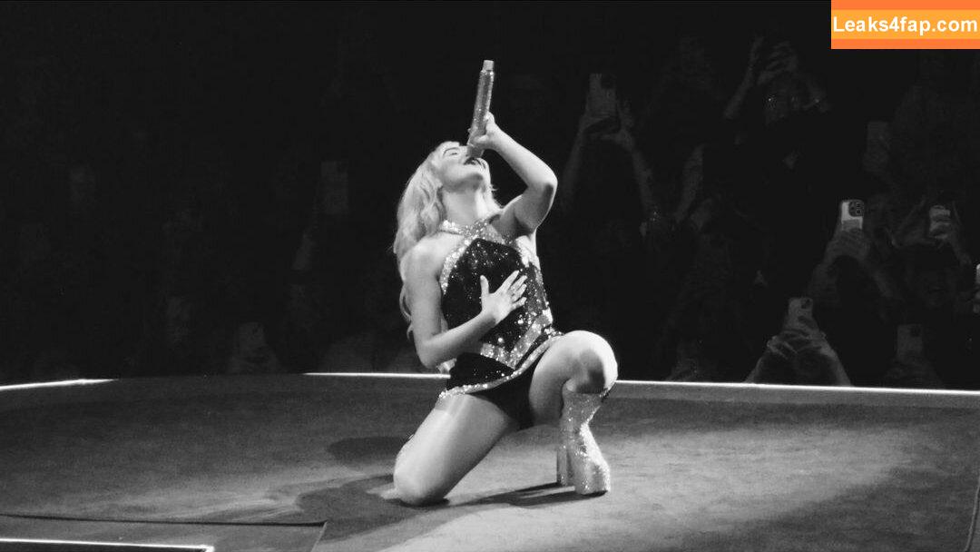 Sabrina Carpenter / https: / sabrinacarpenter leaked photo photo #3137