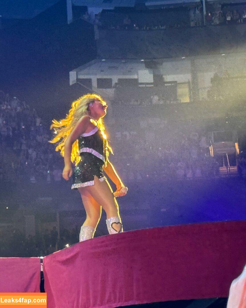 Sabrina Carpenter / https: / sabrinacarpenter leaked photo photo #3171