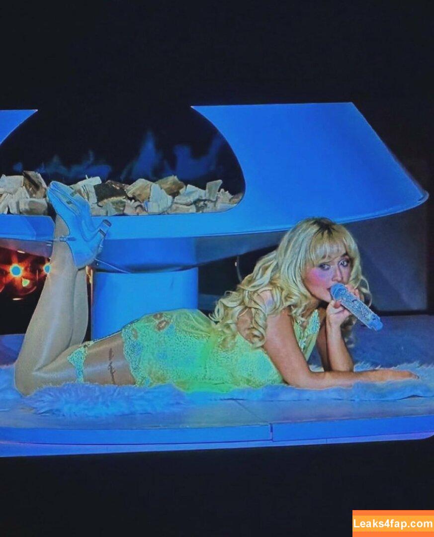 Sabrina Carpenter / https: / sabrinacarpenter leaked photo photo #3198