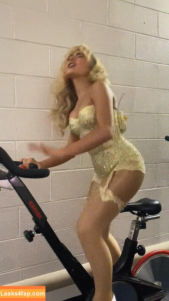 Sabrina Carpenter / https: / sabrinacarpenter leaked photo photo #3235