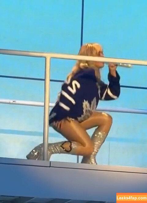 Sabrina Carpenter / https: / sabrinacarpenter leaked photo photo #3245