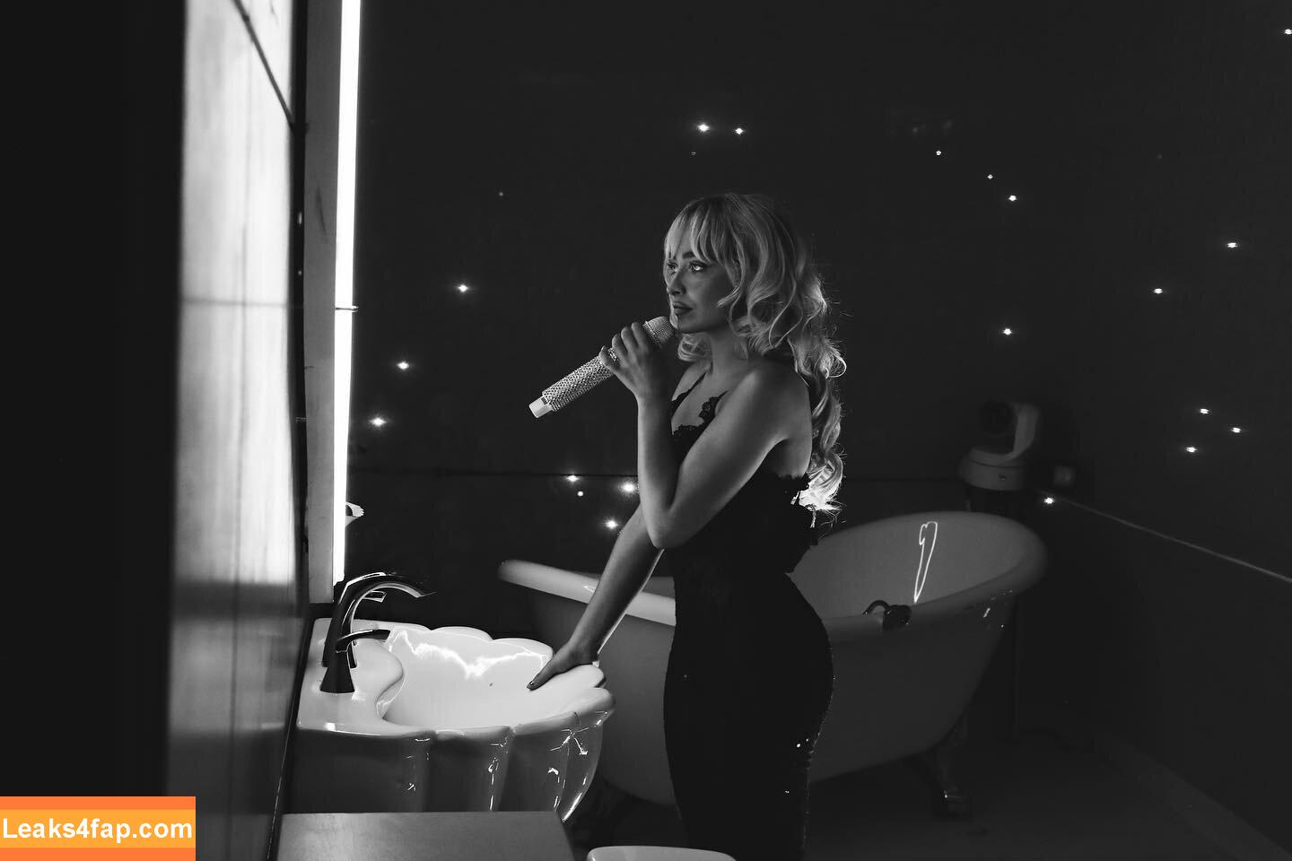 Sabrina Carpenter / https: / sabrinacarpenter leaked photo photo #3268