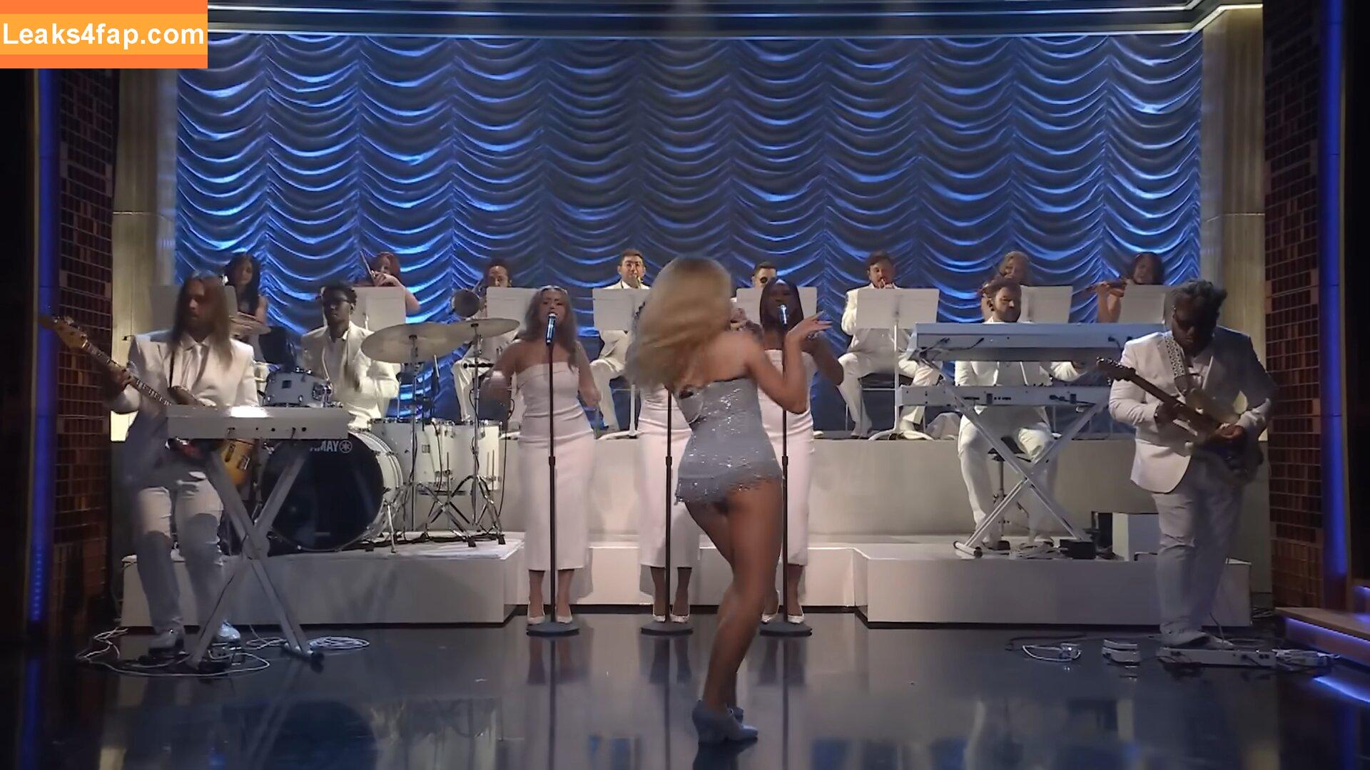 Sabrina Carpenter / https: / sabrinacarpenter слитое фото фото #3401