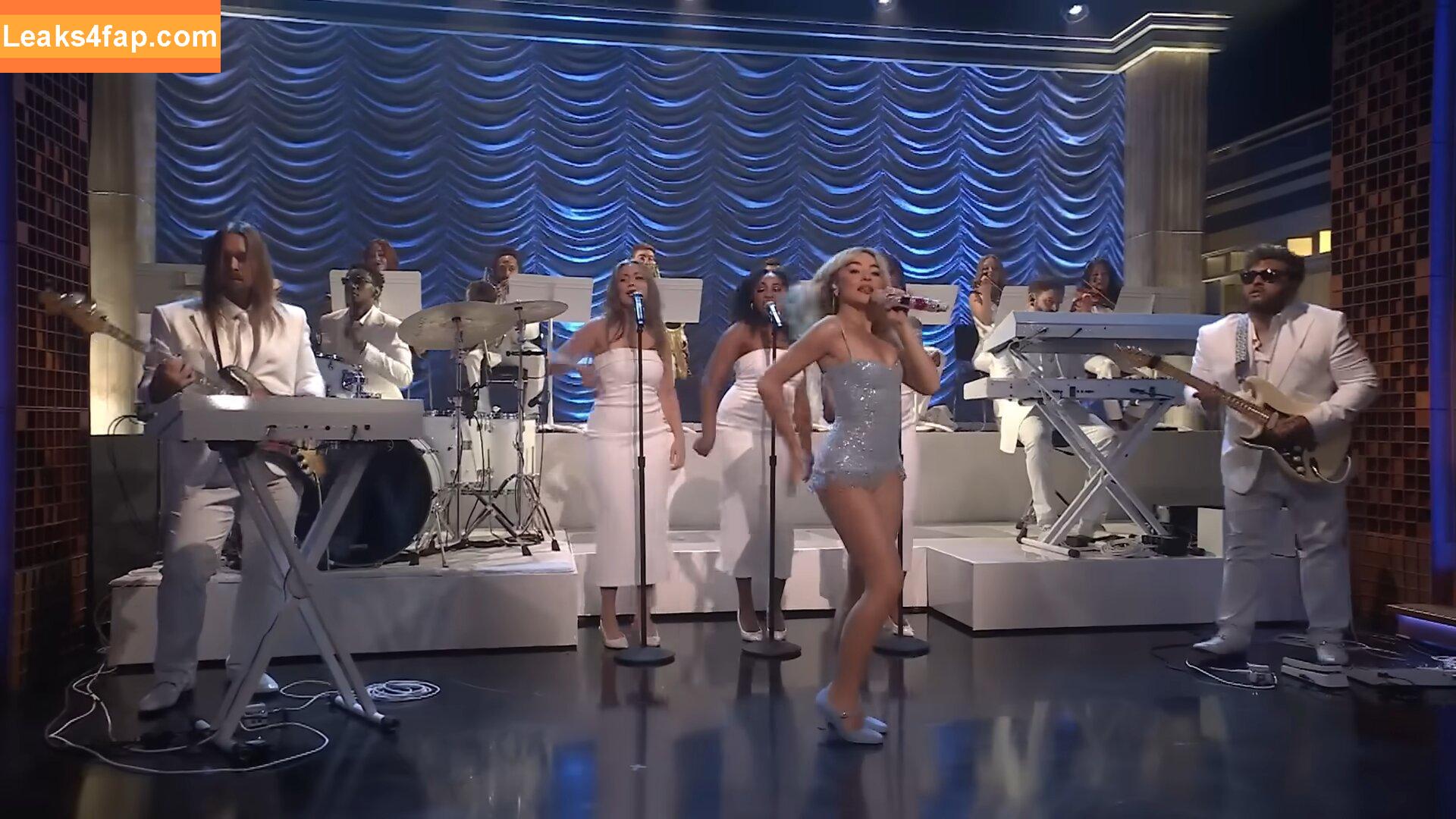 Sabrina Carpenter / https: / sabrinacarpenter слитое фото фото #3404