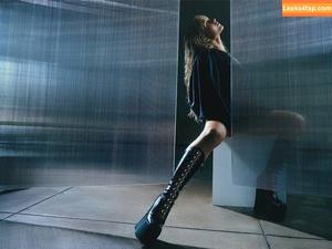 Sabrina Carpenter photo #3045