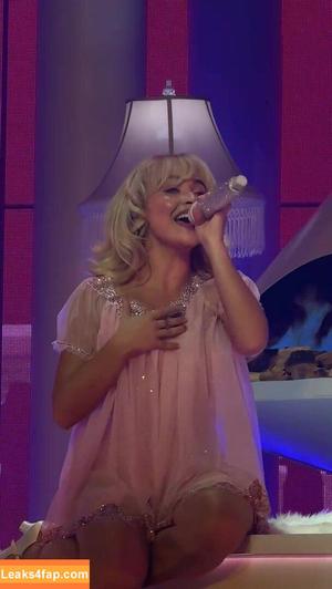 Sabrina Carpenter photo #3123