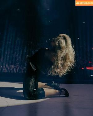 Sabrina Carpenter photo #3559