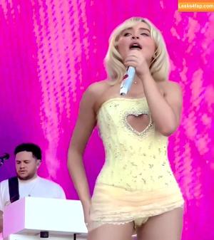 Sabrina Carpenter photo #3580