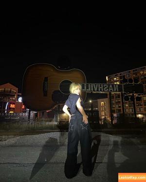 Sabrina Carpenter photo #3674