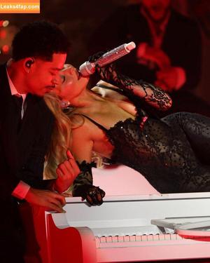 Sabrina Carpenter photo #3782