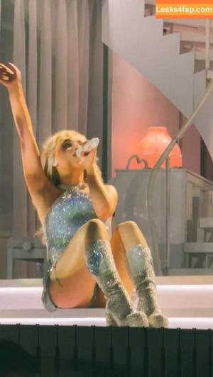 Sabrina Carpenter photo #3944