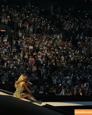 Sabrina Carpenter photo #3950