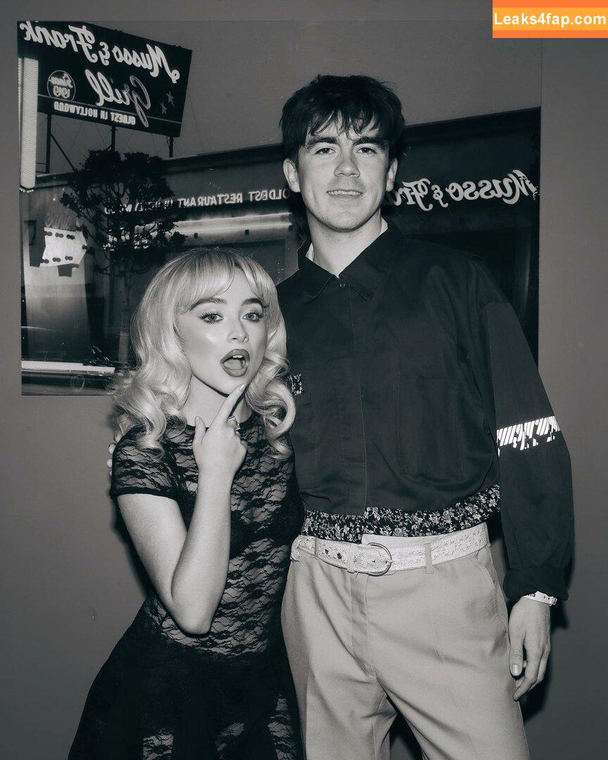 Sabrina Carpenter / https: / sabrinacarpenter leaked photo photo #4039