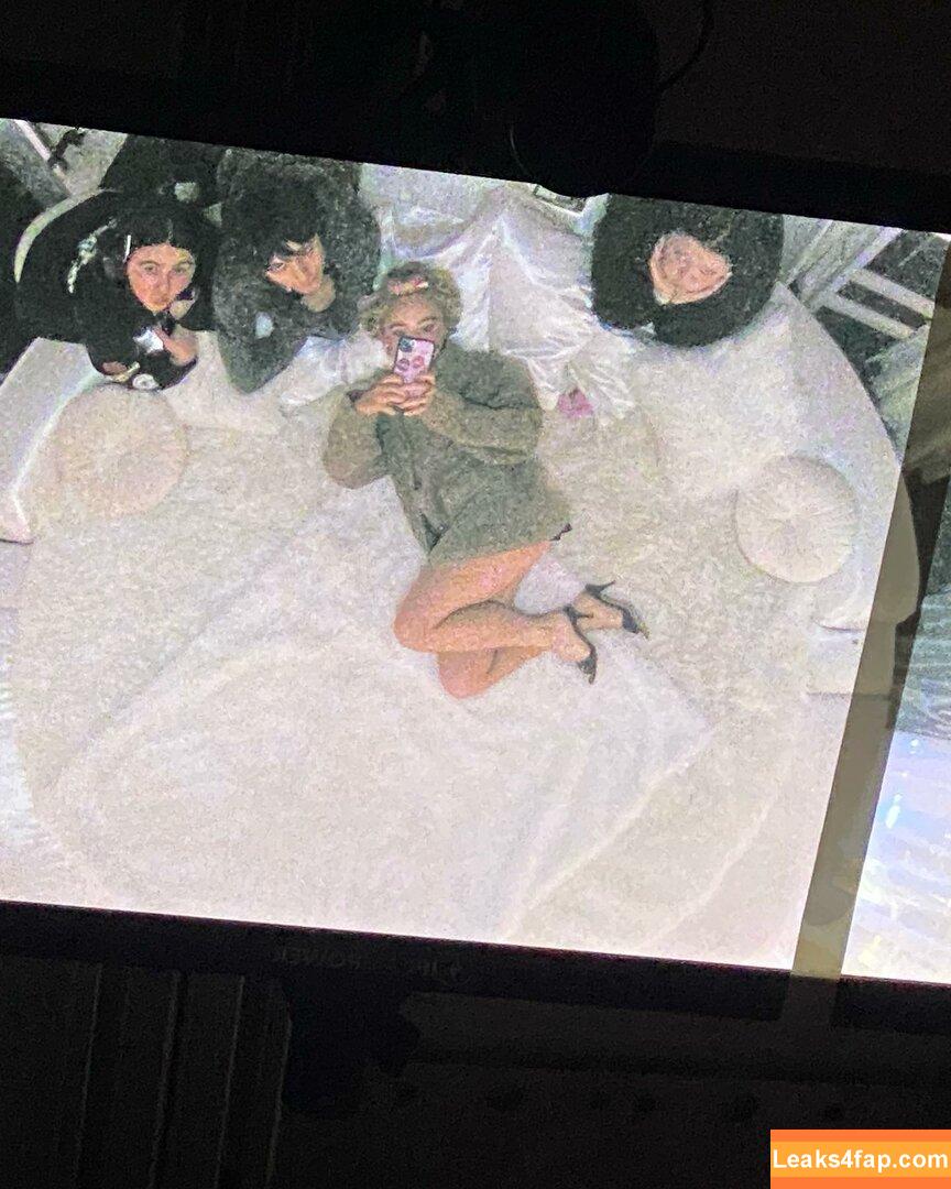 Sabrina Carpenter / https: / sabrinacarpenter leaked photo photo #4040