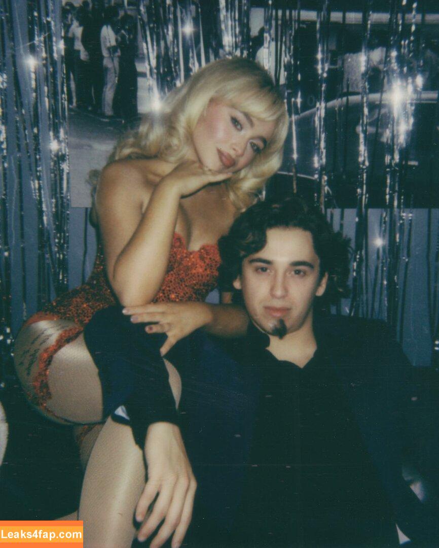 Sabrina Carpenter / https: / sabrinacarpenter leaked photo photo #4058