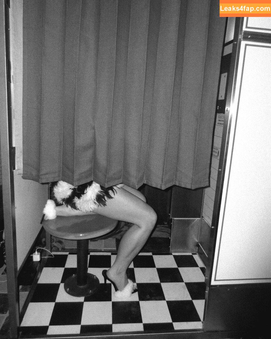 Sabrina Carpenter / https: / sabrinacarpenter leaked photo photo #4153