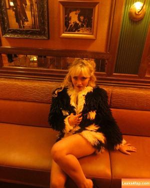 Sabrina Carpenter photo #4157