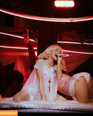 Sabrina Carpenter photo #4932