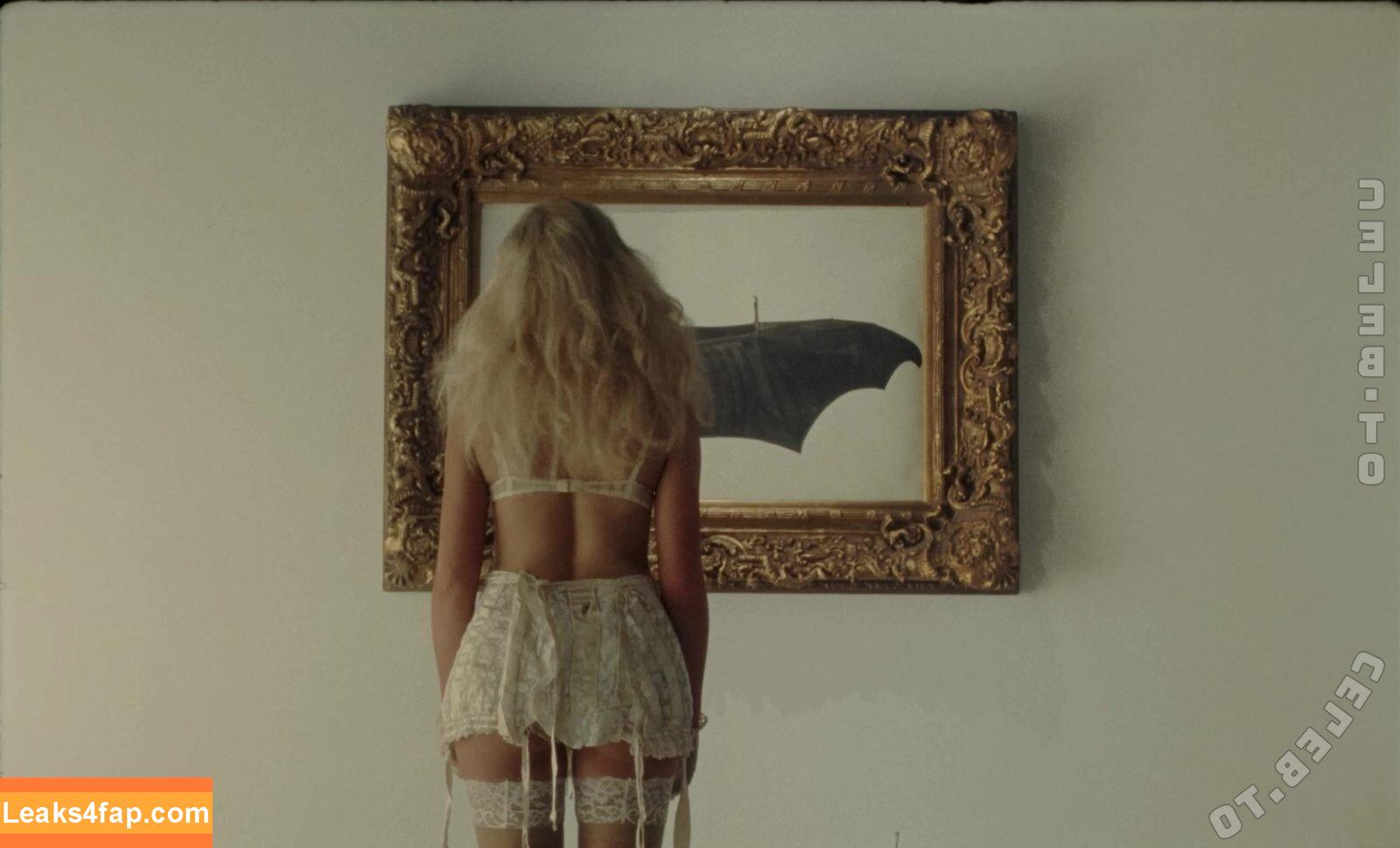 Sabrina Carpenter / https: / sabrinacarpenter leaked photo photo #5494