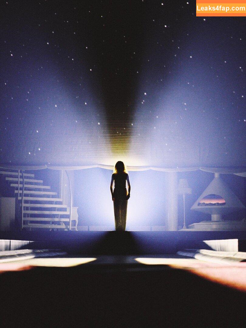 Sabrina Carpenter / https: / sabrinacarpenter слитое фото фото #5495