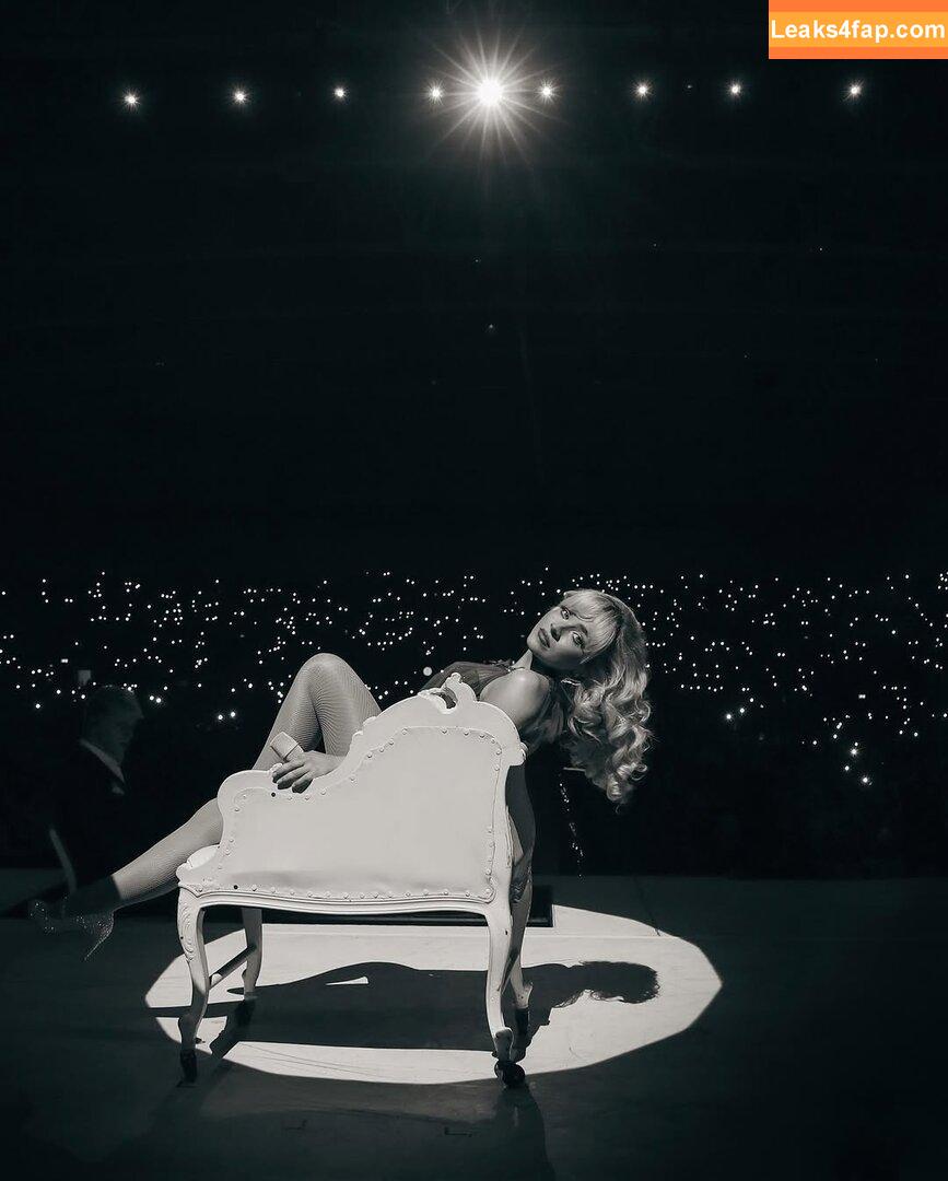 Sabrina Carpenter / https: / sabrinacarpenter leaked photo photo #5559