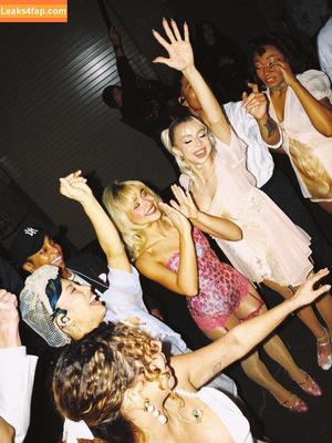 Sabrina Carpenter photo #5499