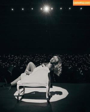 Sabrina Carpenter photo #5559