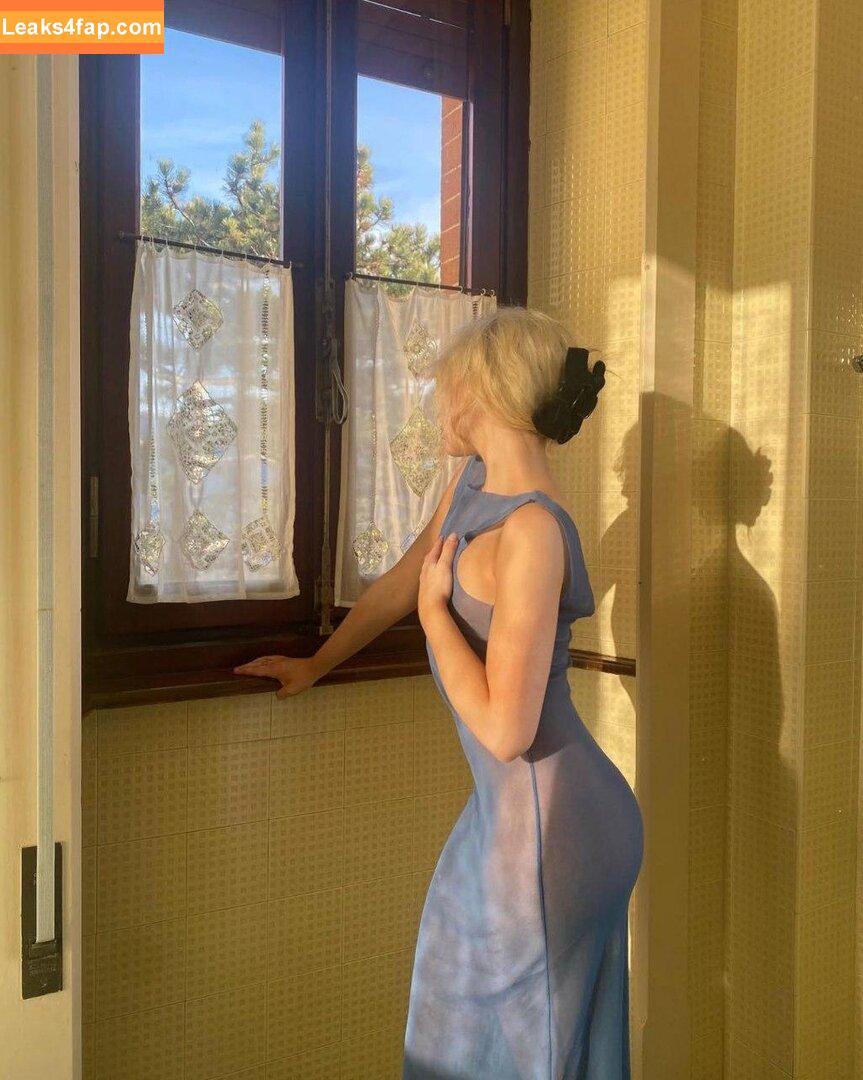 Sabrina Carpenter / https: / sabrinacarpenter leaked photo photo #6143