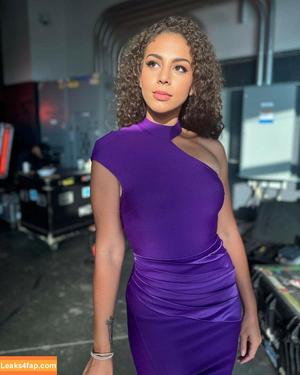 Samantha Irvin photo #0100