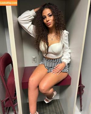 Samantha Irvin photo #0257