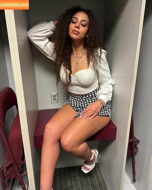 Samantha Irvin photo #0258