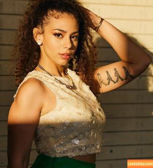 Samantha Irvin photo #0350