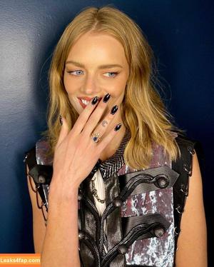 Samara Weaving photo #0174