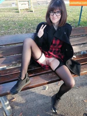 Sara Bell photo #0041