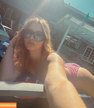 Sara Weinshenk photo #0021