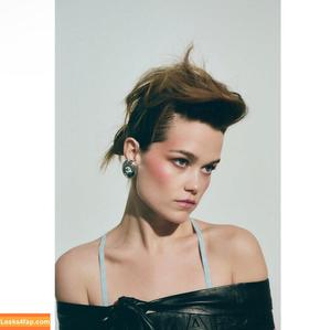 Sarah Catherine Hook photo #0008