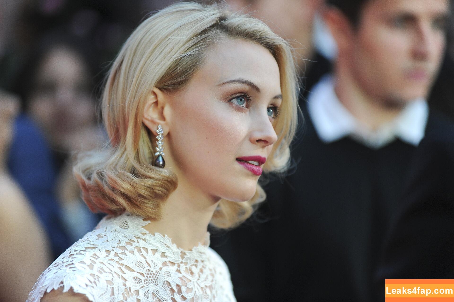 Sarah Gadon / sarahgadon leaked photo photo #0004