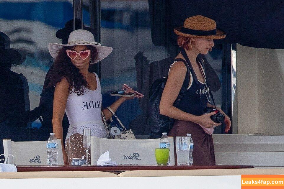 Sarah Hyland / Sarah_Hyland / sarahhyland leaked photo photo #0483