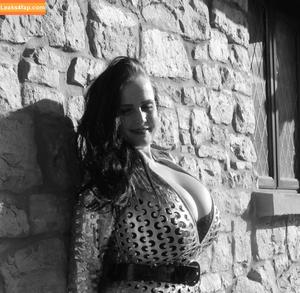 Sarah Lang photo #0011