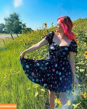 Sarah Whittle photo #0001