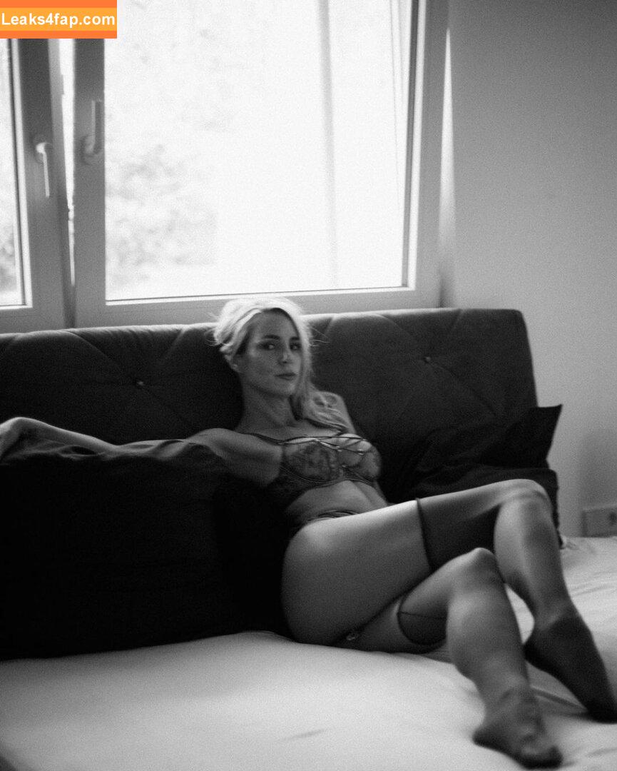 Scarletbitch / sinako__ / skyress_vip leaked photo photo #0139