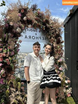 Selena Gomez photo #1085