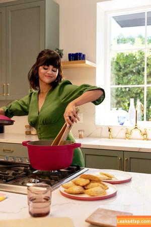Selena Gomez photo #1182